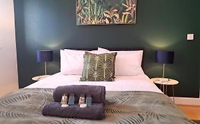 2 Bedroom, 2 Bathroom Apartment With Free Parking In A Great Location
