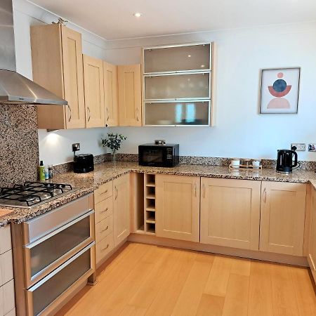 2 Bedroom, 2 Bathroom Apartment With Free Parking In A Great Location Cambridge  Exterior photo