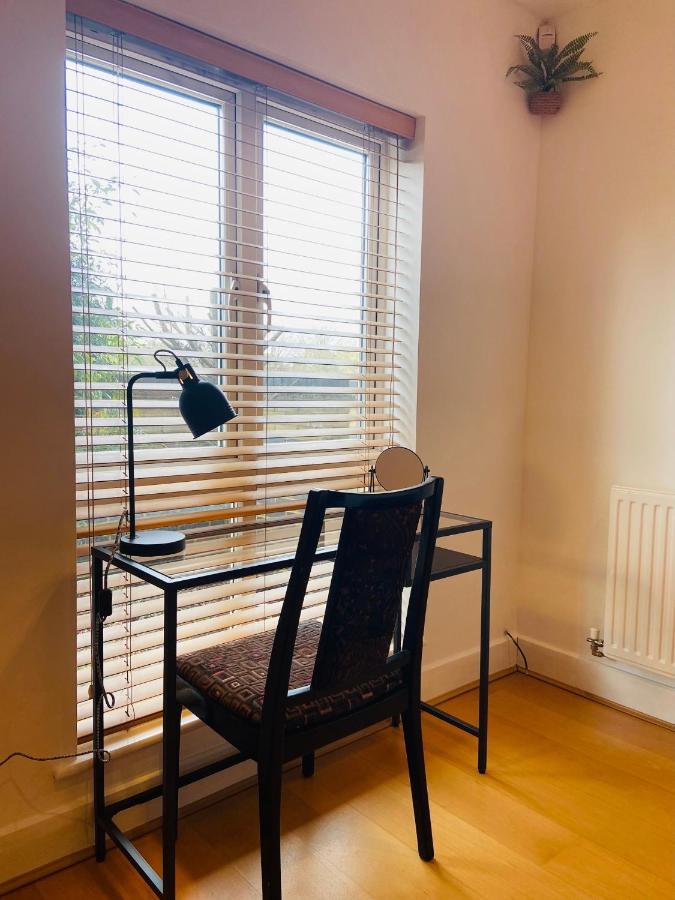 2 Bedroom, 2 Bathroom Apartment With Free Parking In A Great Location Cambridge  Exterior photo