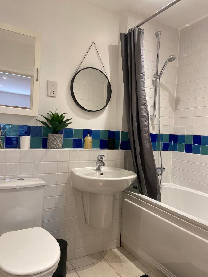 2 Bedroom, 2 Bathroom Apartment With Free Parking In A Great Location Cambridge  Exterior photo