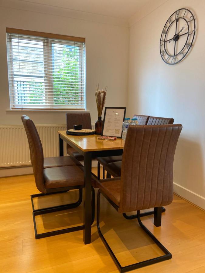 2 Bedroom, 2 Bathroom Apartment With Free Parking In A Great Location Cambridge  Exterior photo