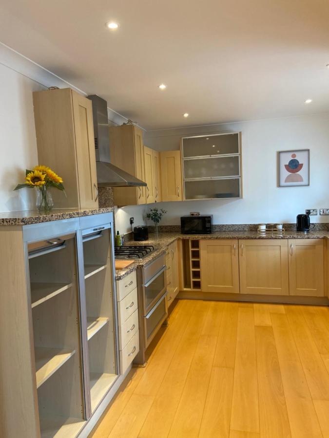 2 Bedroom, 2 Bathroom Apartment With Free Parking In A Great Location Cambridge  Exterior photo