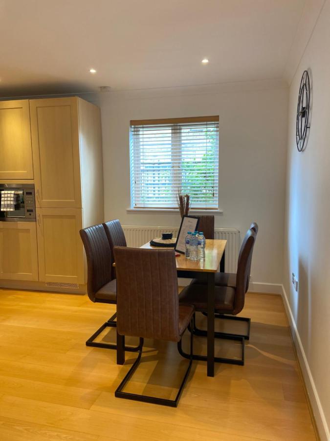 2 Bedroom, 2 Bathroom Apartment With Free Parking In A Great Location Cambridge  Exterior photo