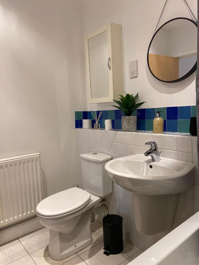 2 Bedroom, 2 Bathroom Apartment With Free Parking In A Great Location Cambridge  Exterior photo