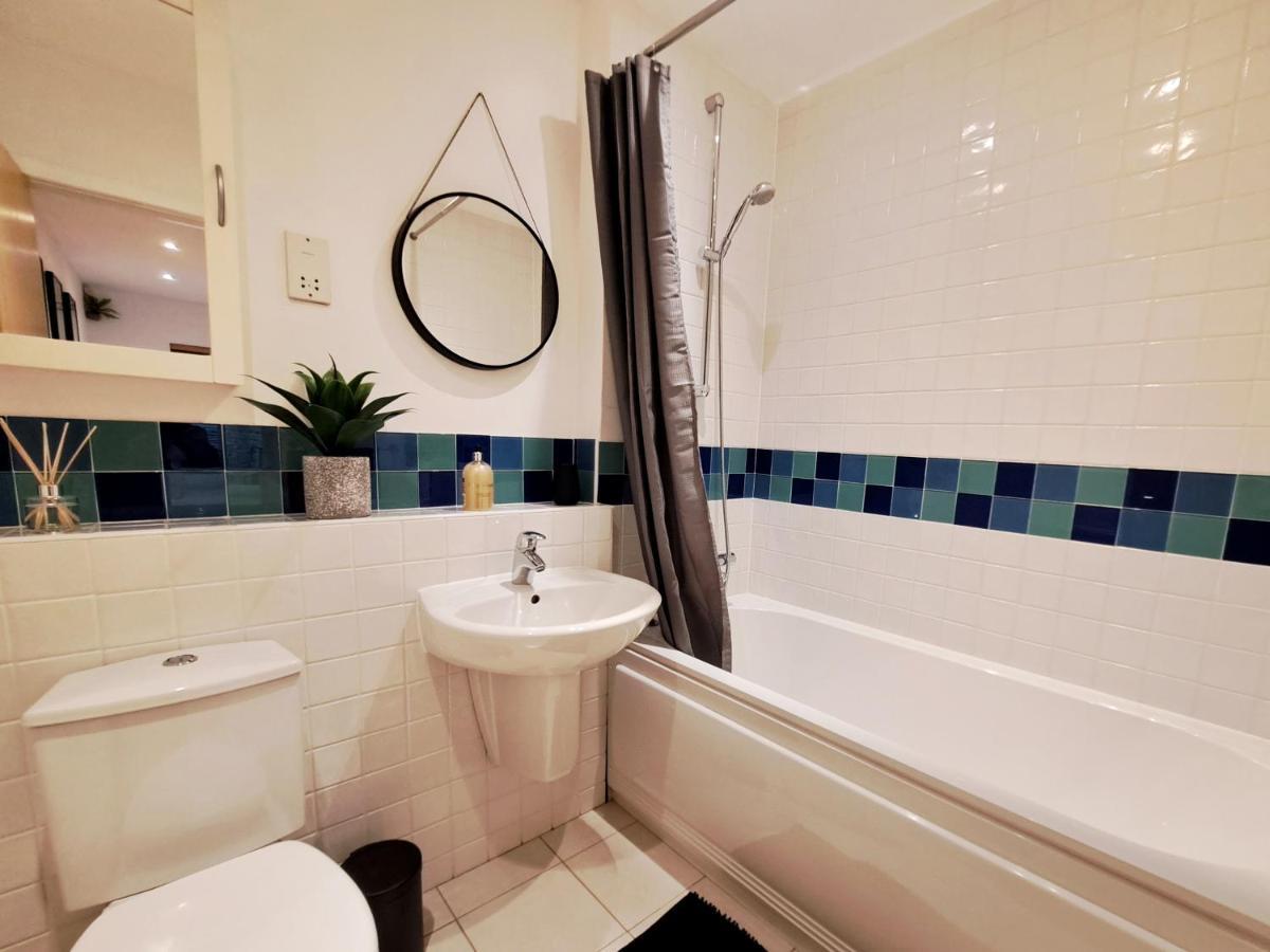 2 Bedroom, 2 Bathroom Apartment With Free Parking In A Great Location Cambridge  Exterior photo
