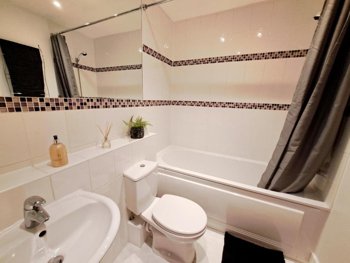 2 Bedroom, 2 Bathroom Apartment With Free Parking In A Great Location Cambridge  Exterior photo