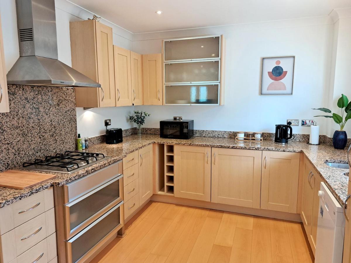 2 Bedroom, 2 Bathroom Apartment With Free Parking In A Great Location Cambridge  Exterior photo