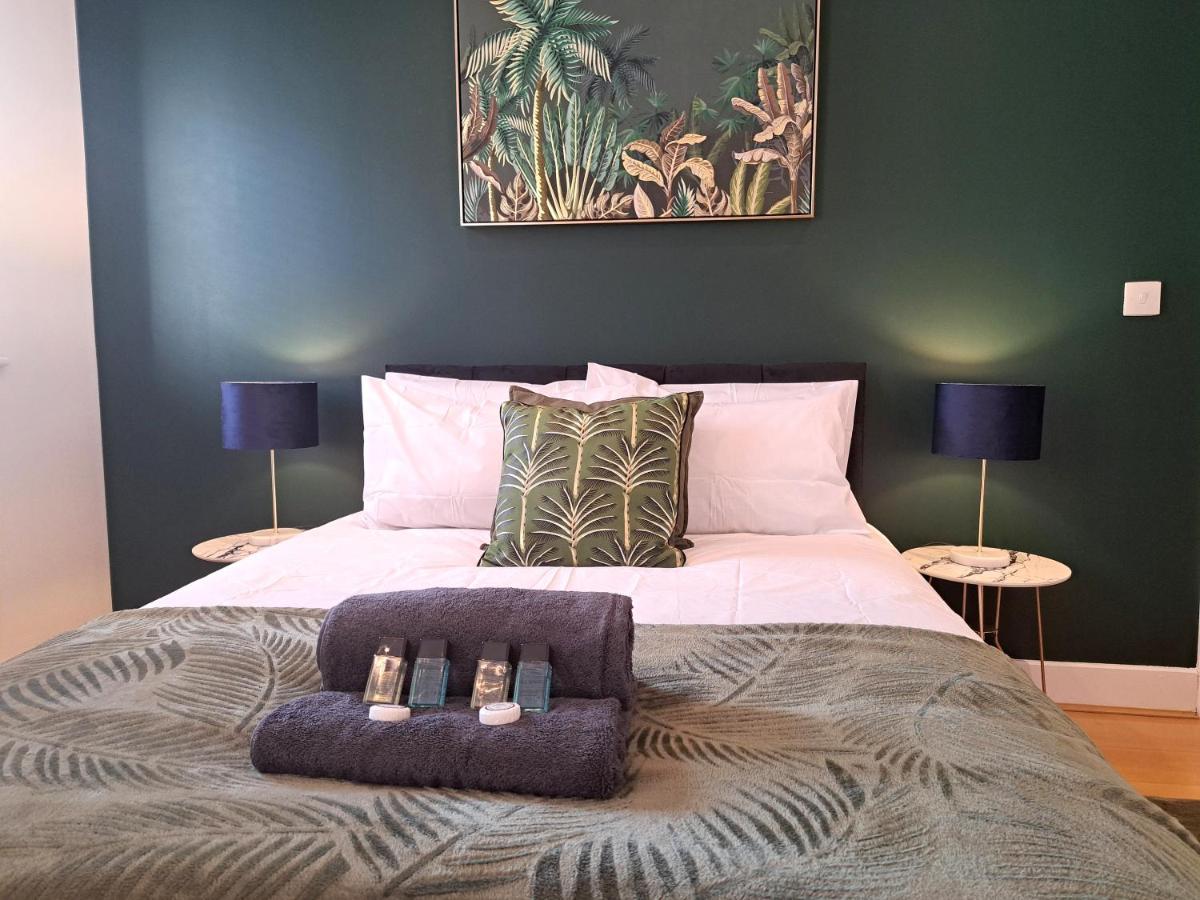 2 Bedroom, 2 Bathroom Apartment With Free Parking In A Great Location Cambridge  Exterior photo